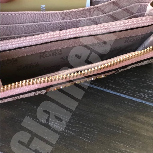 LAST ONE FIRM Michael Kors Ballet Vanilla Wallet - Picture 7 of 7